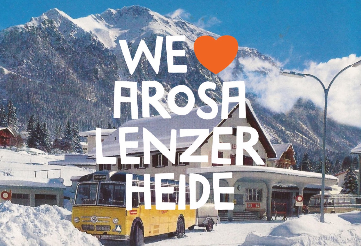 Postauto vor Bergpanorama mit We love Arosa Lenzerheide Logo